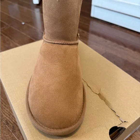 Ugg Bailey Zip mini shearling short boot with side zipper. Size US 6. BRAND NEW! - Picture 4 of 12
